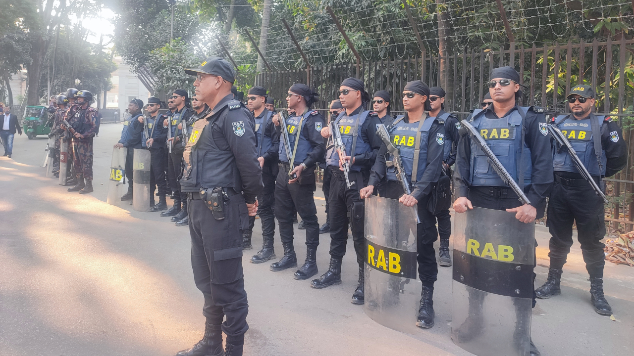 ১৩ সেনা কর্মকর্তাকে ট্রাইব্যুনালে আনা হচ্ছে, র‍্যাব-বিজিবির কড়া নিরাপত্তা